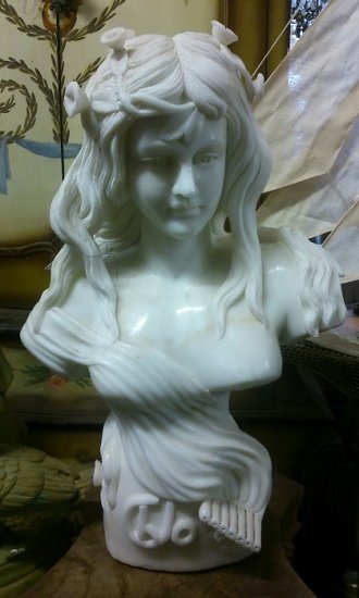 White marble bust of a young Girl - Click Image to Close